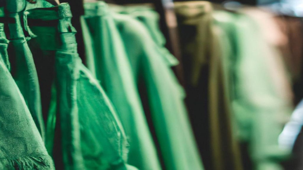 Jaka bluzka pasuje do zielonych spodni?