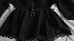 Jaką sukienkę ubrać do czarnych rajstop?
